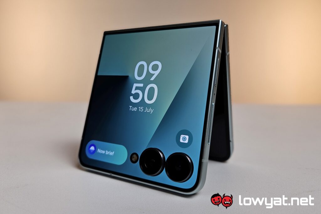 Samsung Galaxy Z Flip7 tent
