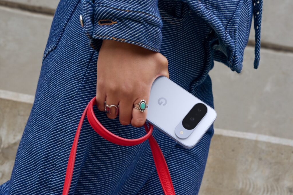 Google Pixel 10 - Lifestyle Frost