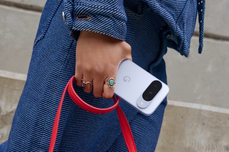 Google Pixel 10 - Lifestyle Frost