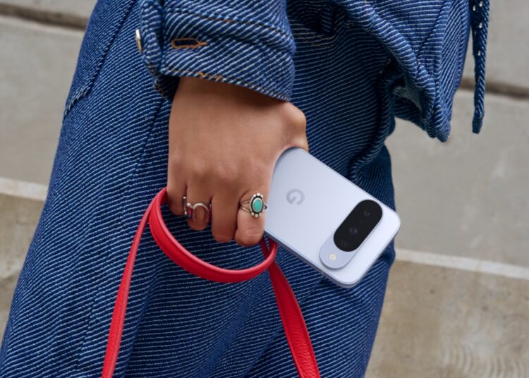 Google Pixel 10 - Lifestyle Frost