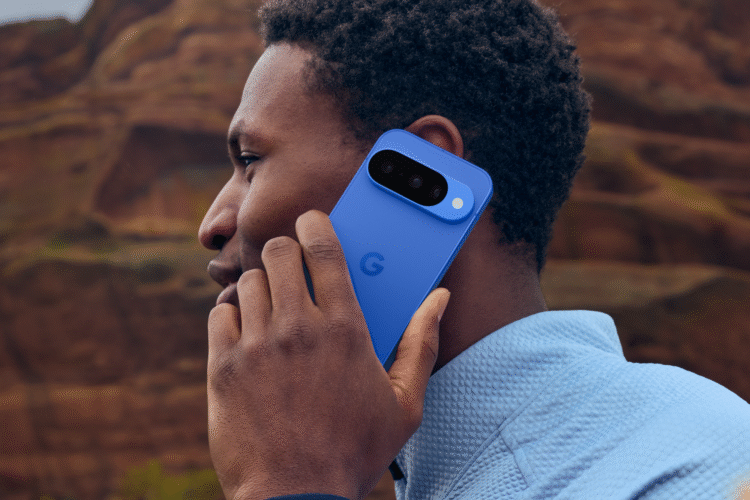 Google Pixel 10 - Lifestyle Indigo