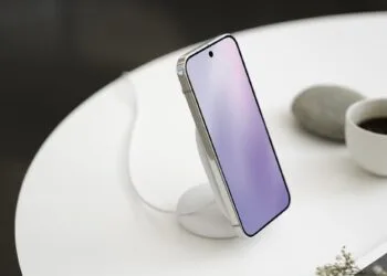 Google Pixelsnap Charger With Stand Lifestyle