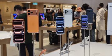 Apple Store TRX iPhone 17 display