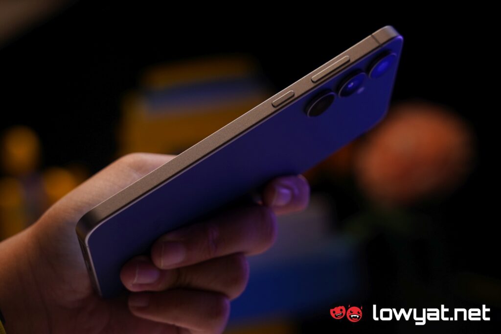 Samsung Galaxy S25 FE side