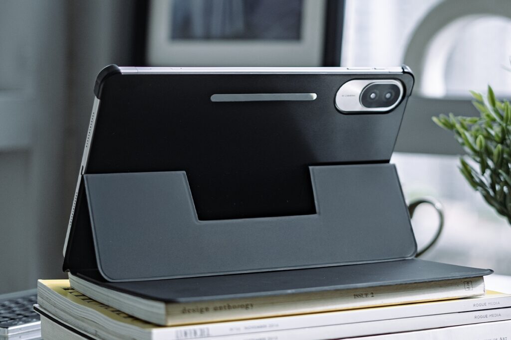 TechLife Pad Plus 12 LTE rear stand