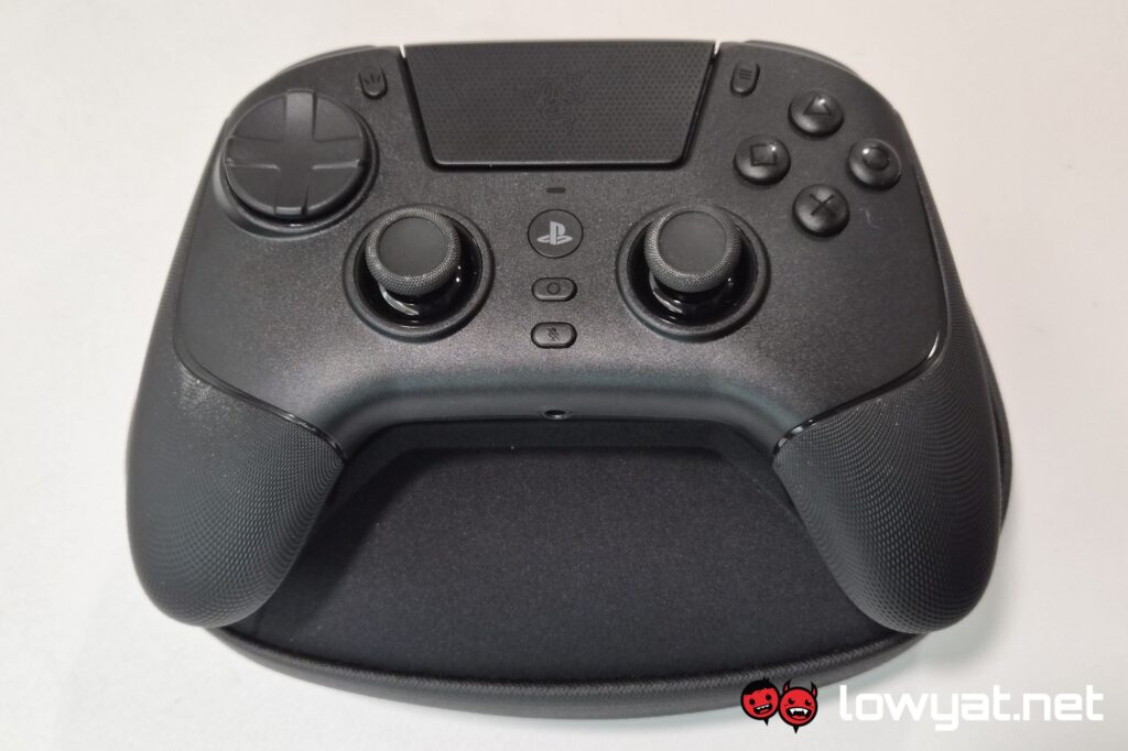 Razer Raiju V3 Pro on case