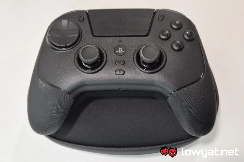 Razer Raiju V3 Pro on case