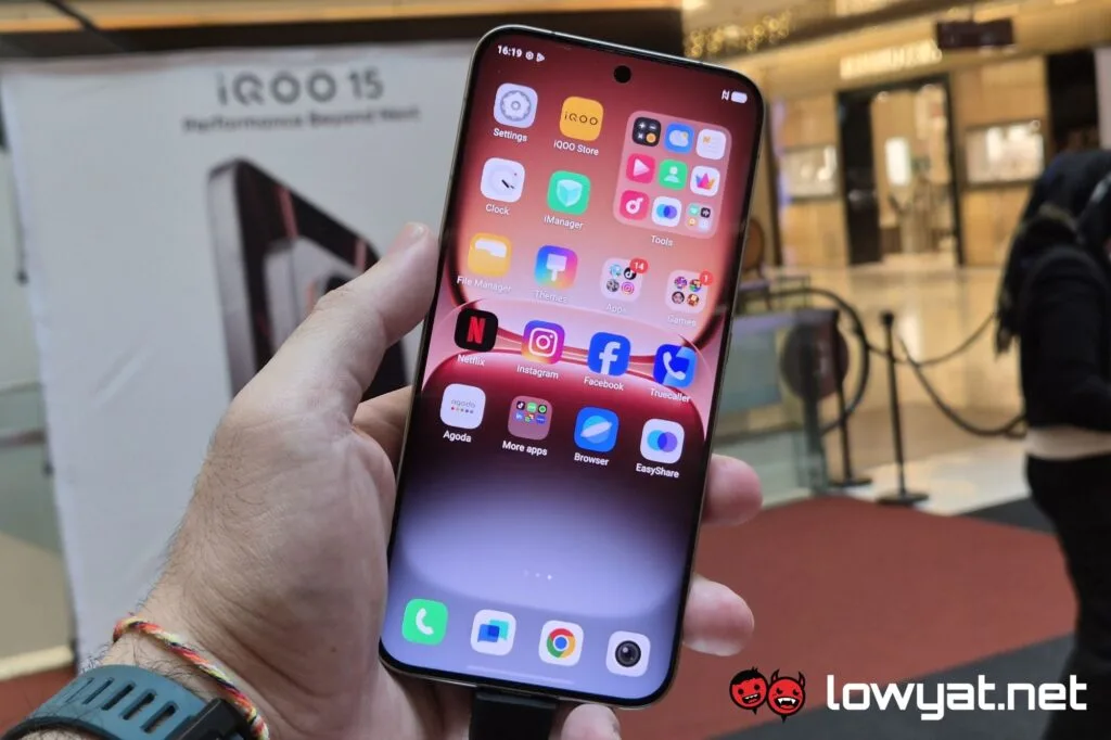iQOO 15 front