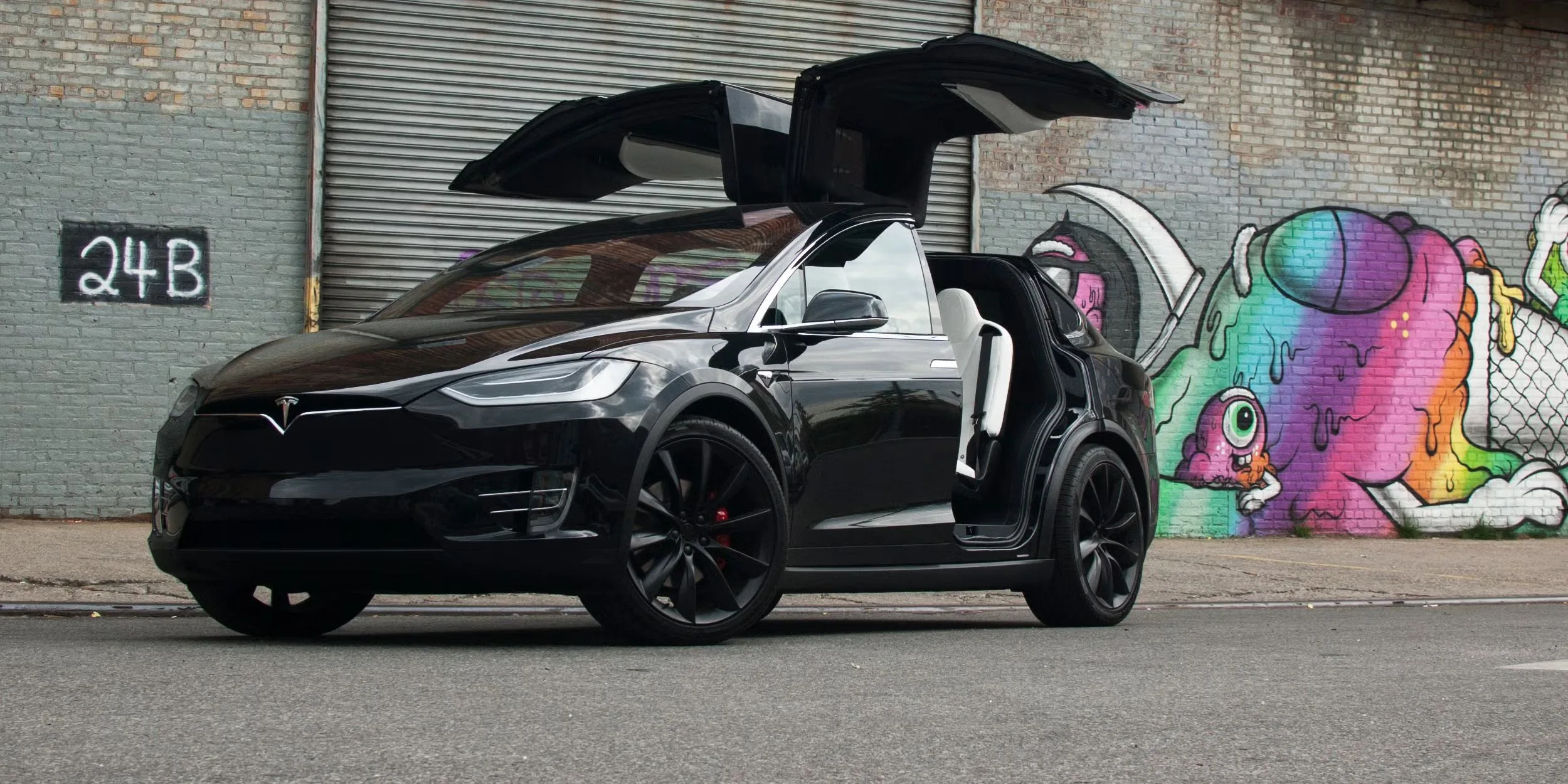 Tesla-Model-X-Falcon-Wings-Door-1