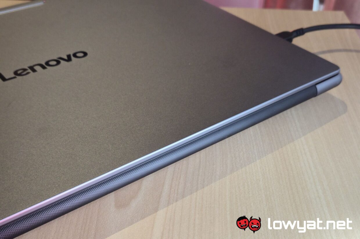 Lenovo Yoga Pro 7i Aura Edition hinge