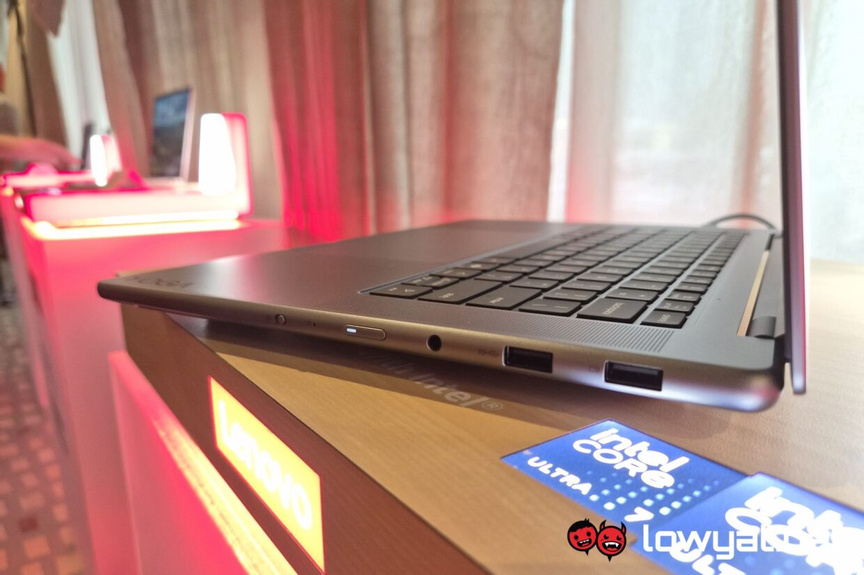 Lenovo Yoga Pro 7i Aura Edition right