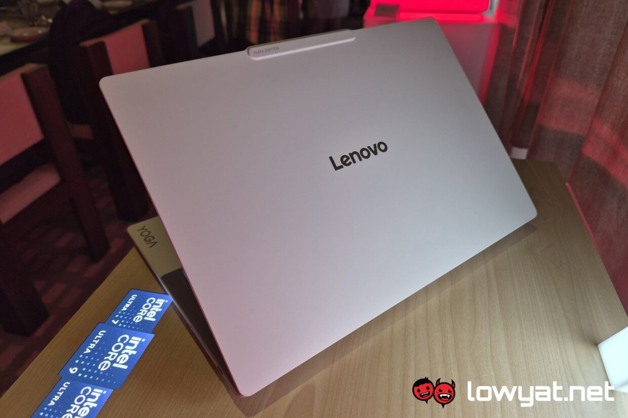 Lenovo Yoga Slim 7i Ultra Aura Edition lid