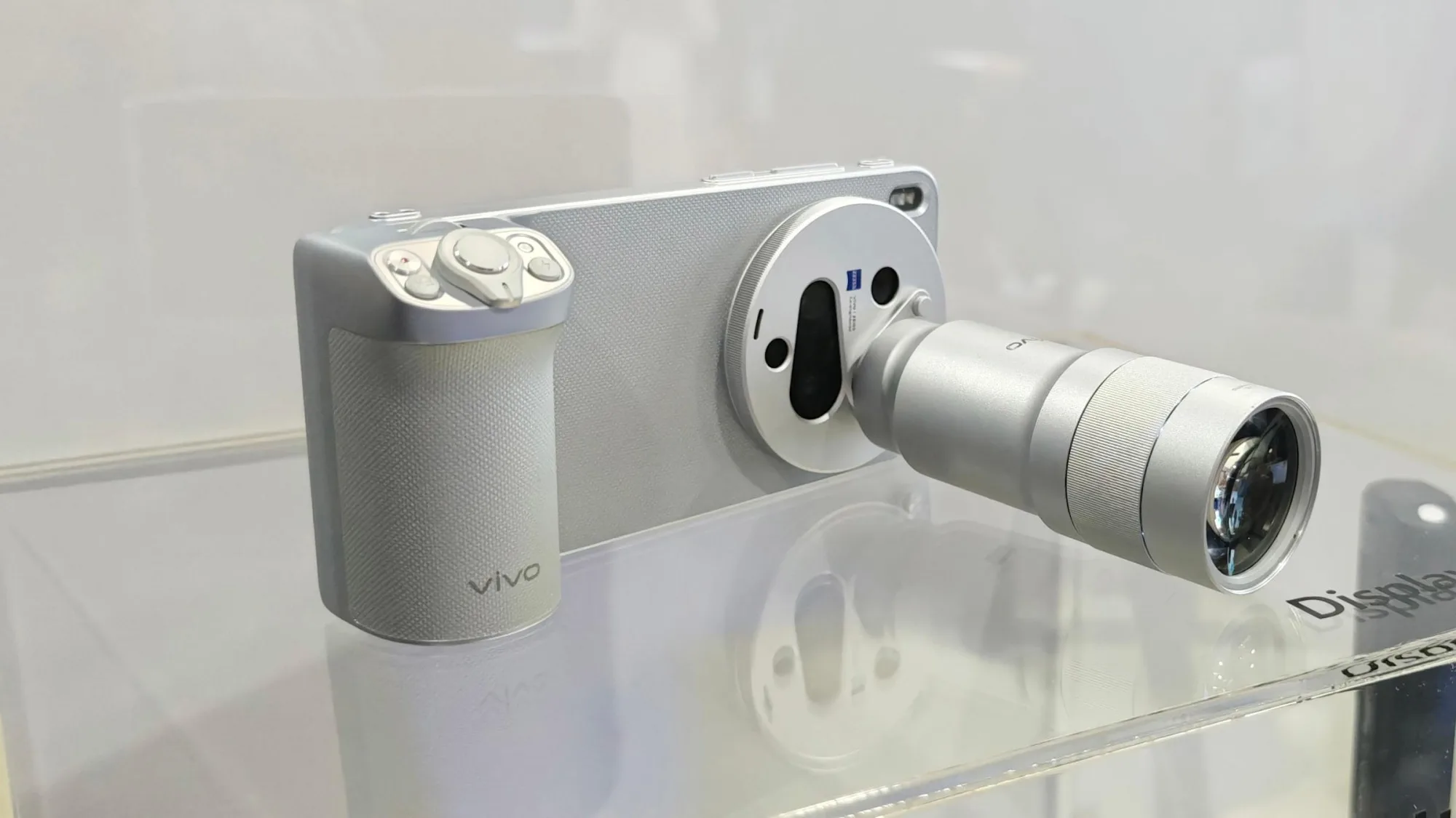 vivo Unveils X300 Ultra, 400mm Telephoto Extender Lens At MWC 2026