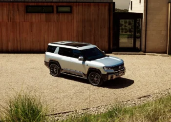 Denza B8 PHEV SUV front