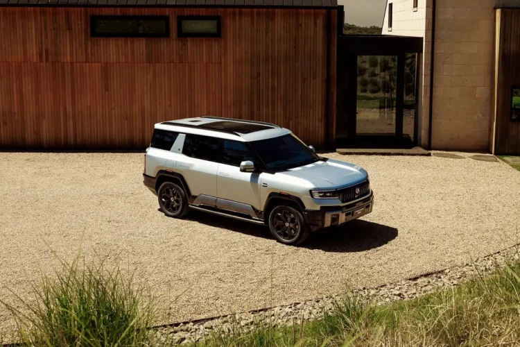 Denza B8 PHEV SUV front