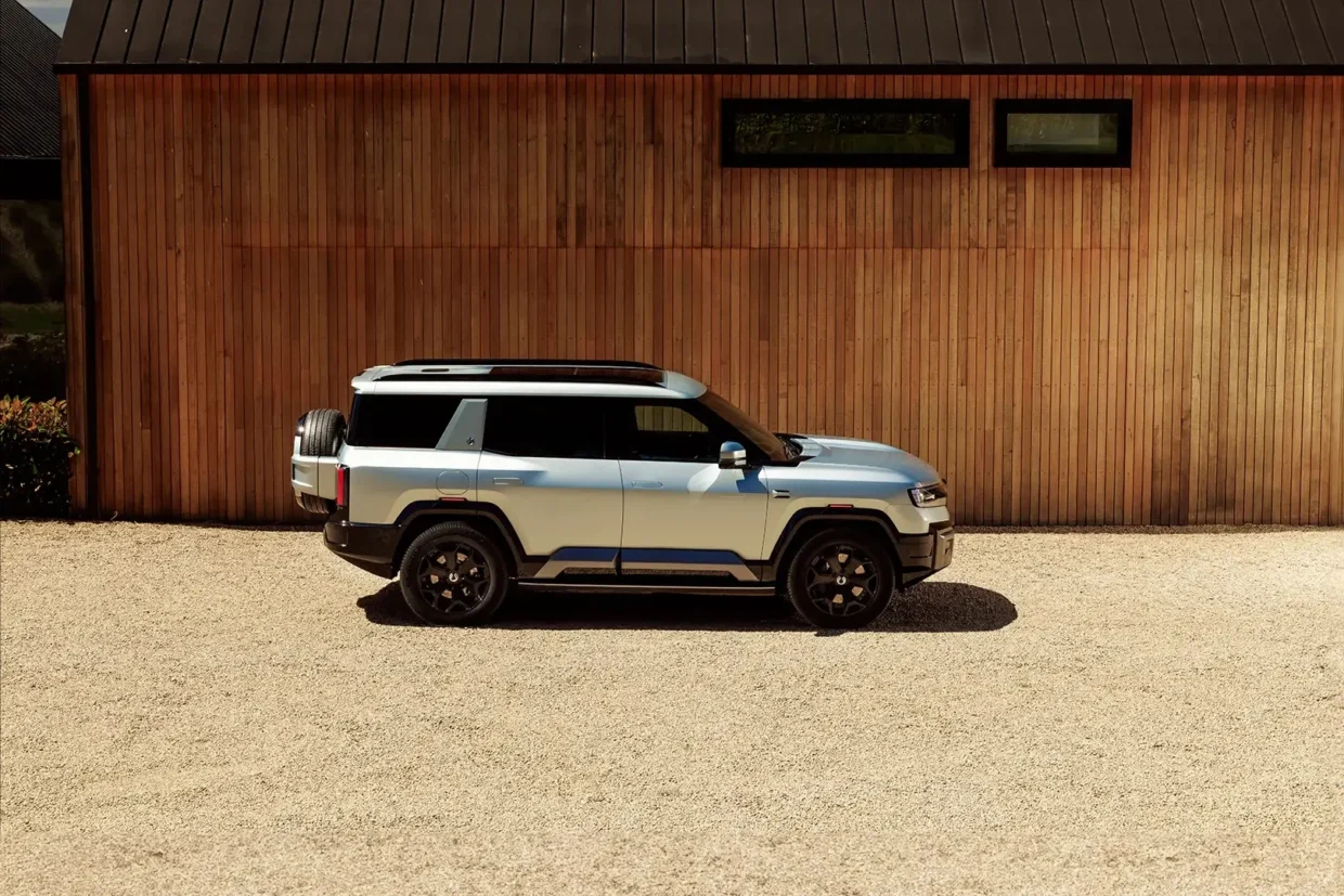 Denza B8 PHEV SUV side