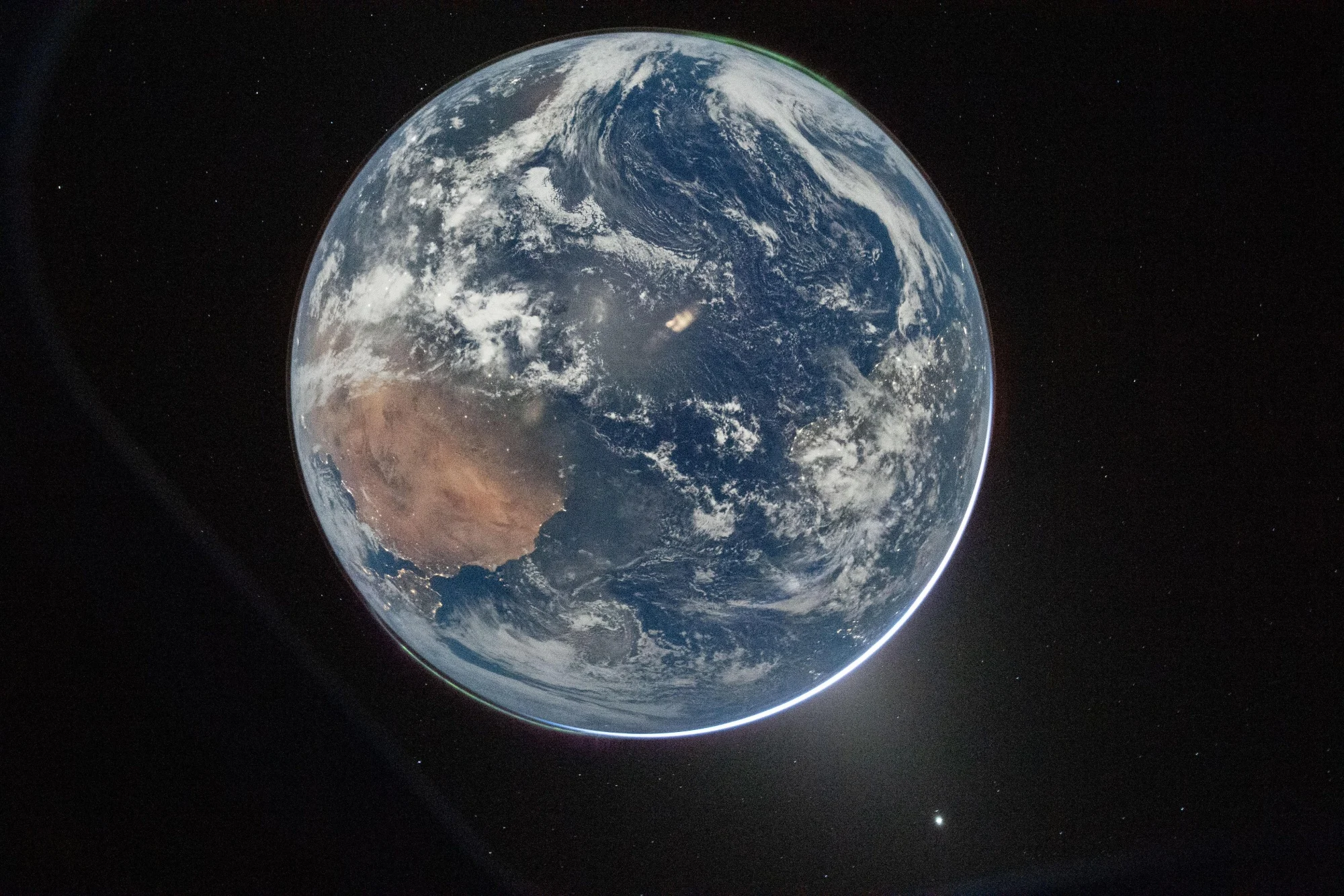 NASA Artemis II earth photo