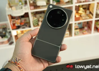 OPPO Find X9 Ultra back hand