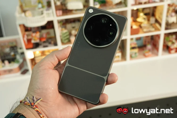 OPPO Find X9 Ultra back hand