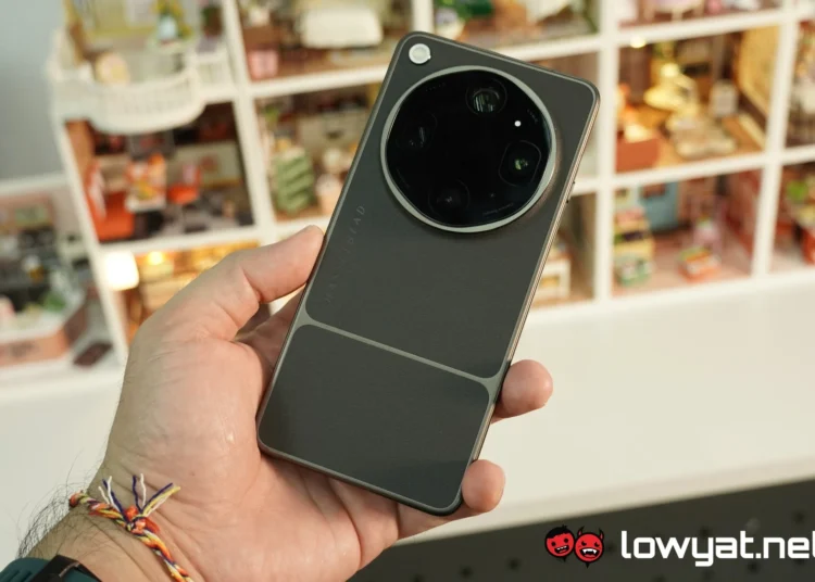 OPPO Find X9 Ultra back hand