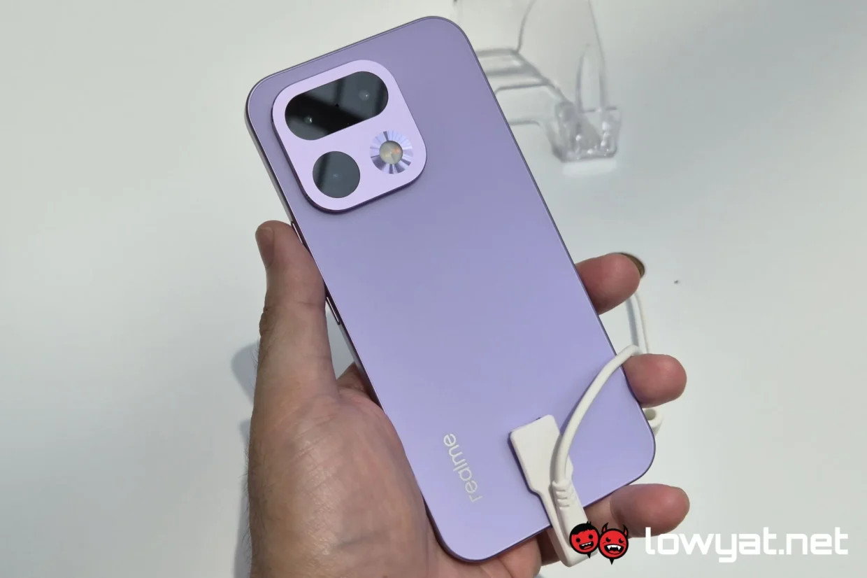 realme 16 Pro back hand