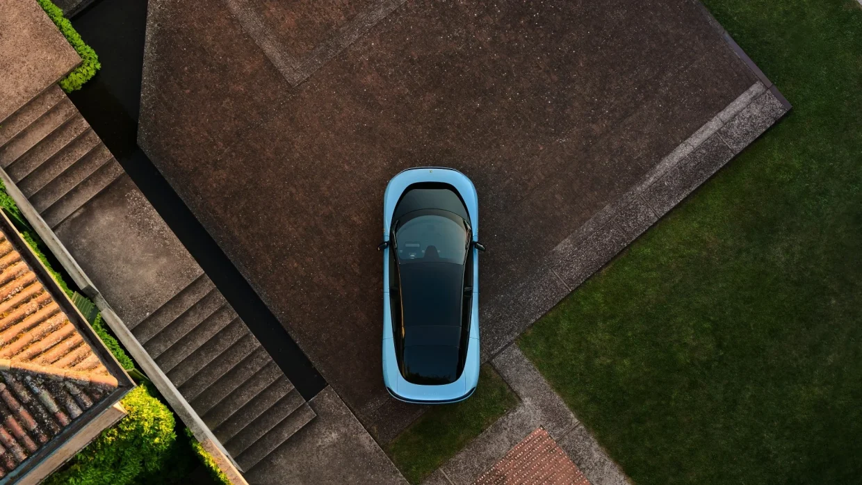 Ferrari Luce top