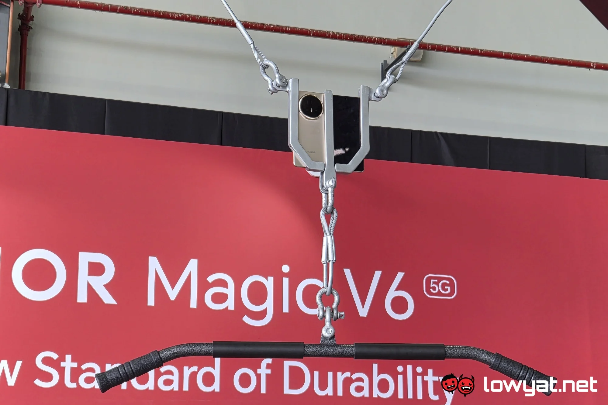 HONOR Magic V6 pull up bar