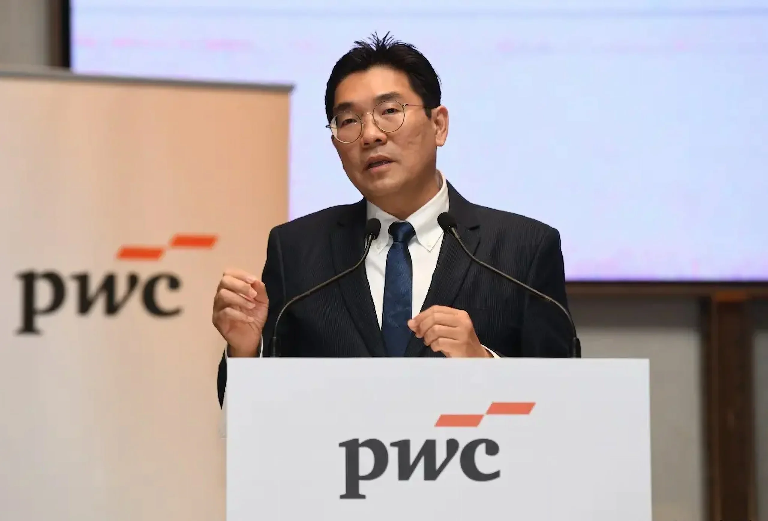 deputy miti minister Sim Tze Tzin