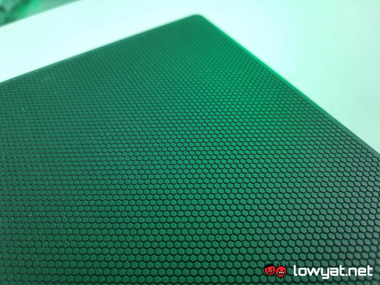 Razer Atlas Pro Review: A Great Glass Pad With One Sizeable Problem 5 Razer Atlas Pro Review