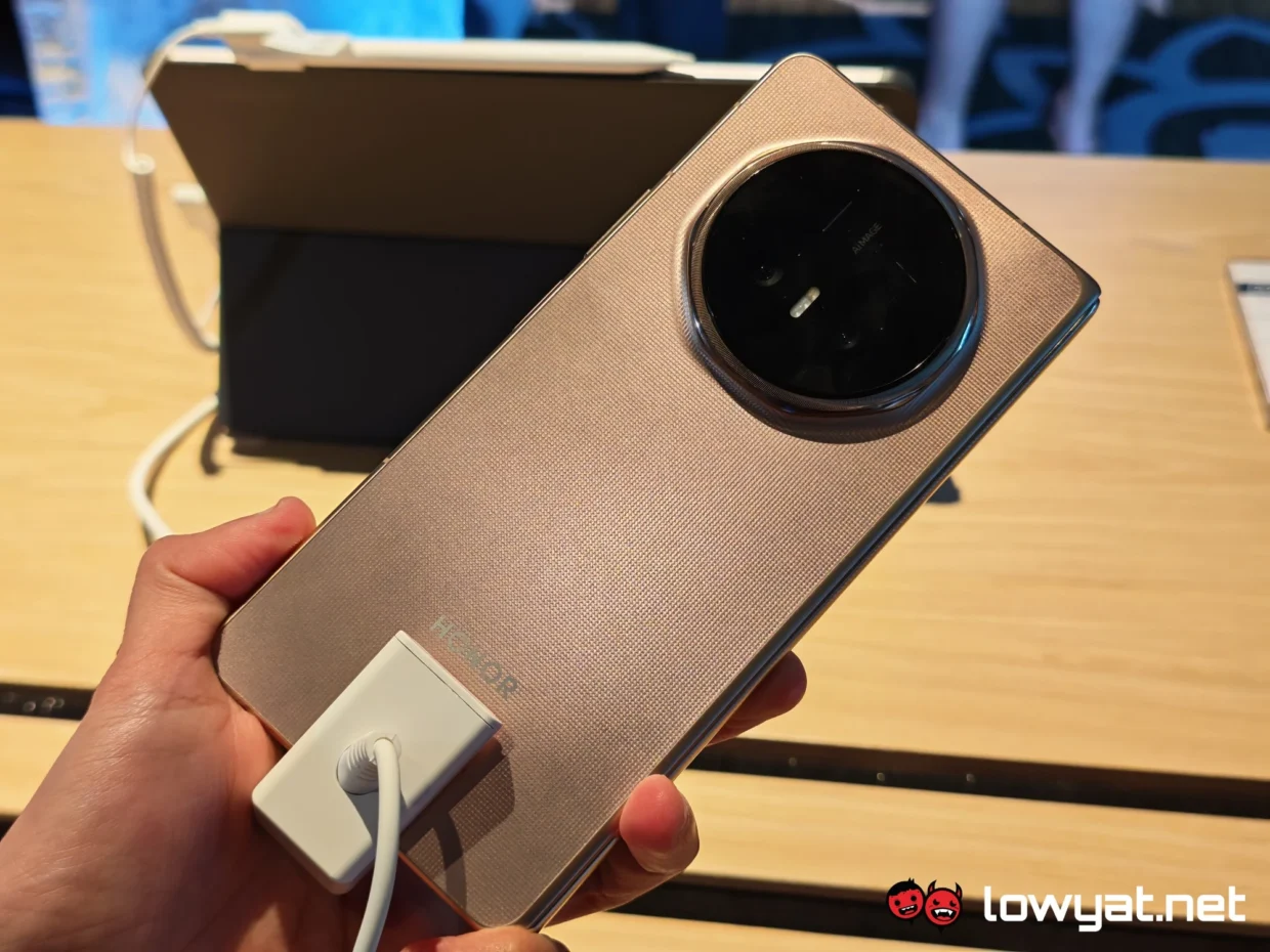 HONOR Magic V6