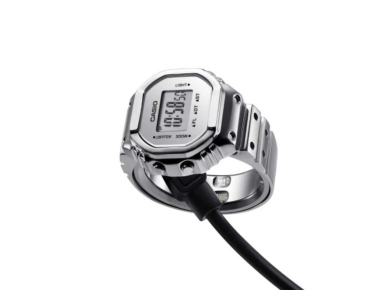 Casio's New Ring Watch Finally Includes Smart Features 2 Casio-CRW-H001-8-Ring-Watch
