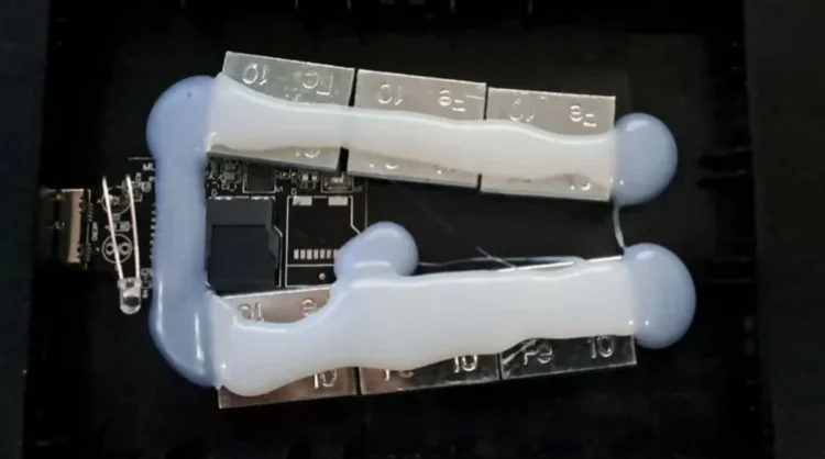 Redditor Exposes Fake 16TB SSD Scam After Finding Weights And A microSD Card Inside 1 Image: Reddit.