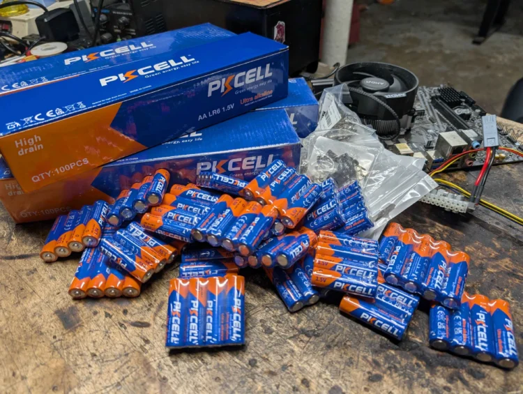 Hardcore DIY Enthusiast Successfully Runs PC On A Powerbank Made Up Of 192 AA Batteries 1 Image: Uwos Lab via X.