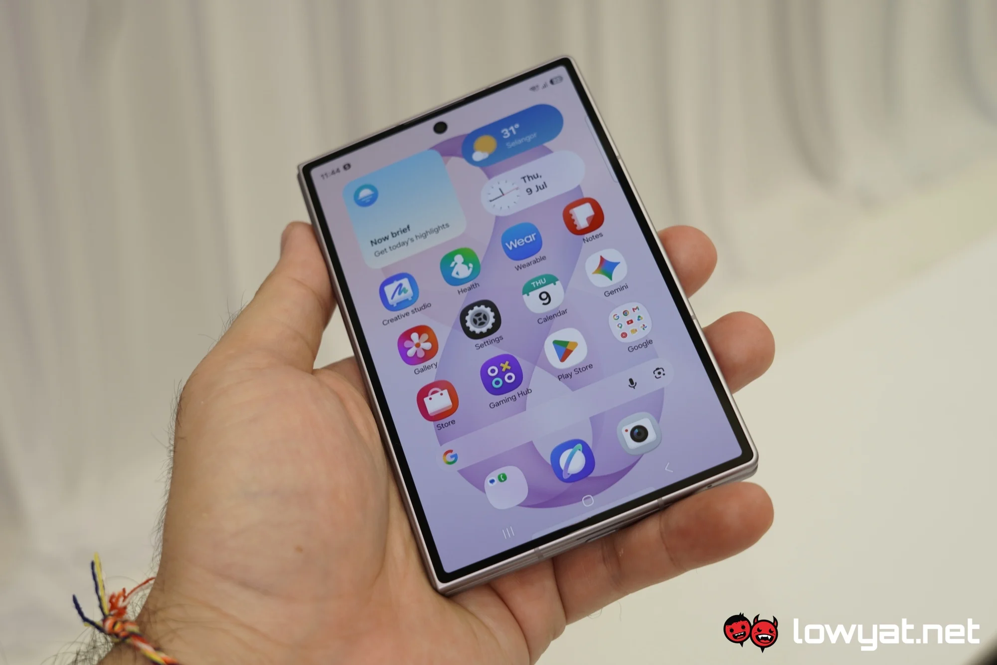 Samsung One UI 9 Introduces Obligatory Galaxy AI Improvements, New Privacy Features 5 Samsung Galaxy Z Fold 8 hand front