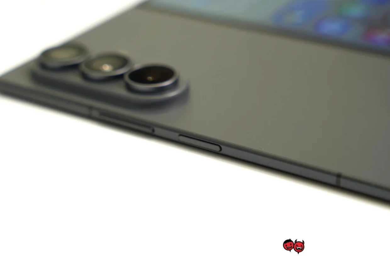 Samsung Galaxy Z Fold8 Ultra Officially Launches From RM8,099 6 Samsung Galaxy Z Fold8 Ultra buttons