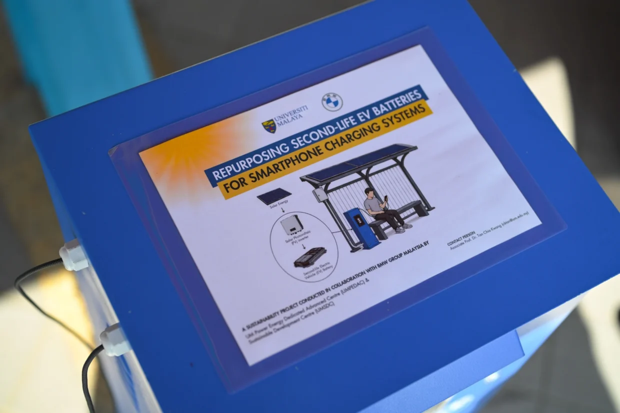 BMW UM second life battery phone charging station close 2