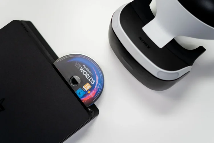 Former Square Enix Exec: Killing Discs Could Make PlayStation Digital Games Cheaper 1 pexels-cottonbro-studio-sony-playstation-disc