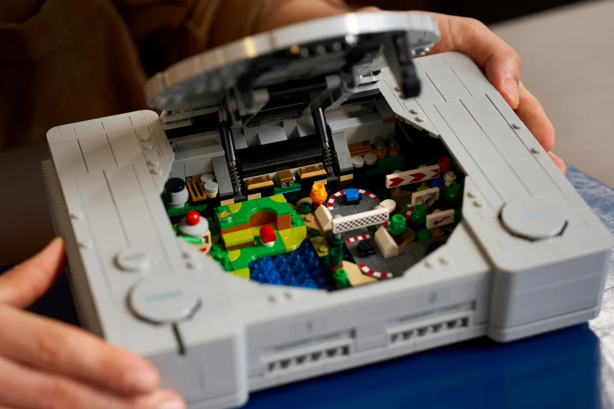 LEGO PlayStation Set Gets Official Reveal 5 LEGO PlayStation lid open