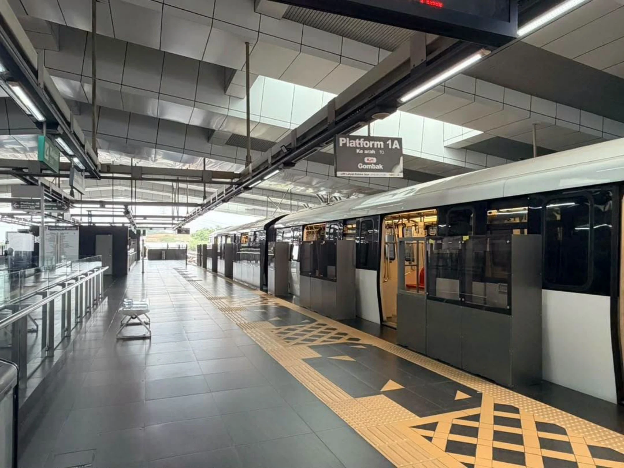 Rapid KL Begins Installing Platform Safety Barriers At LRT Stations 3 Rapid KL LRT platform barrier pilot Putra Heights