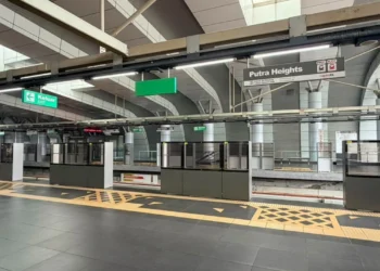 Rapid KL LRT platform barrier pilot Putra Heights
