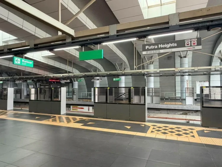 Rapid KL Begins Installing Platform Safety Barriers At LRT Stations 1 Rapid KL LRT platform barrier pilot Putra Heights