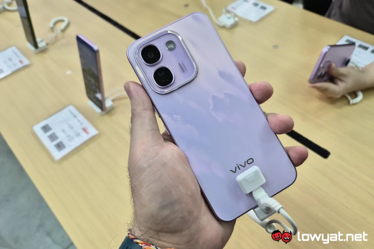 vivo V80 Lite Now Official In Malaysia 6 vivo V80 Lite back hand