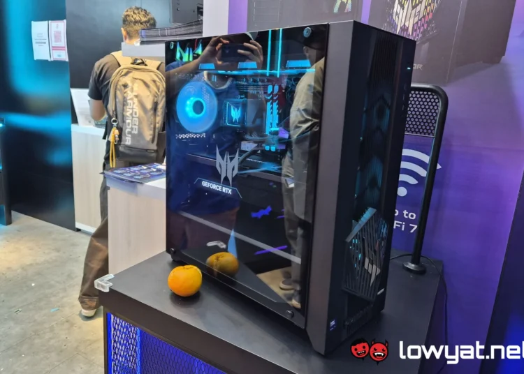 Acer Predator Orion 7000 far