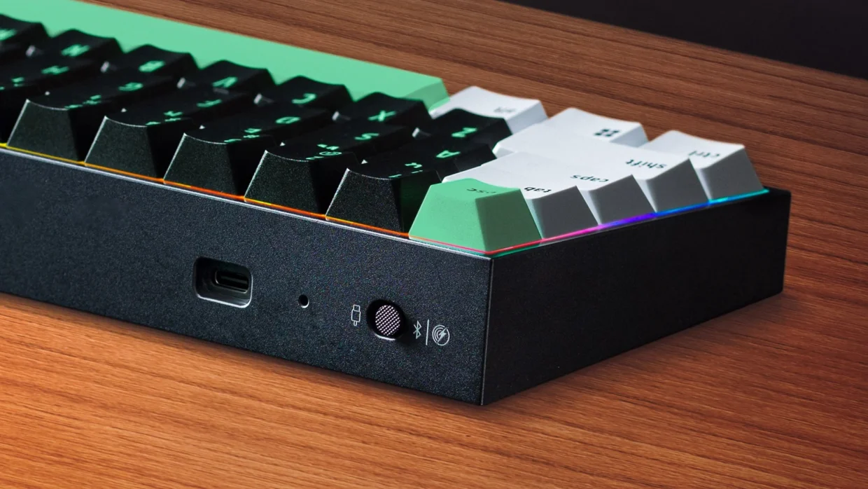 Razer Reclusa Mini 65% connectivity